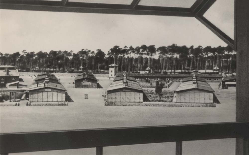 Blick vom Turm A des KZ Sachsenhausen auf einige der Häftlingsbaracken